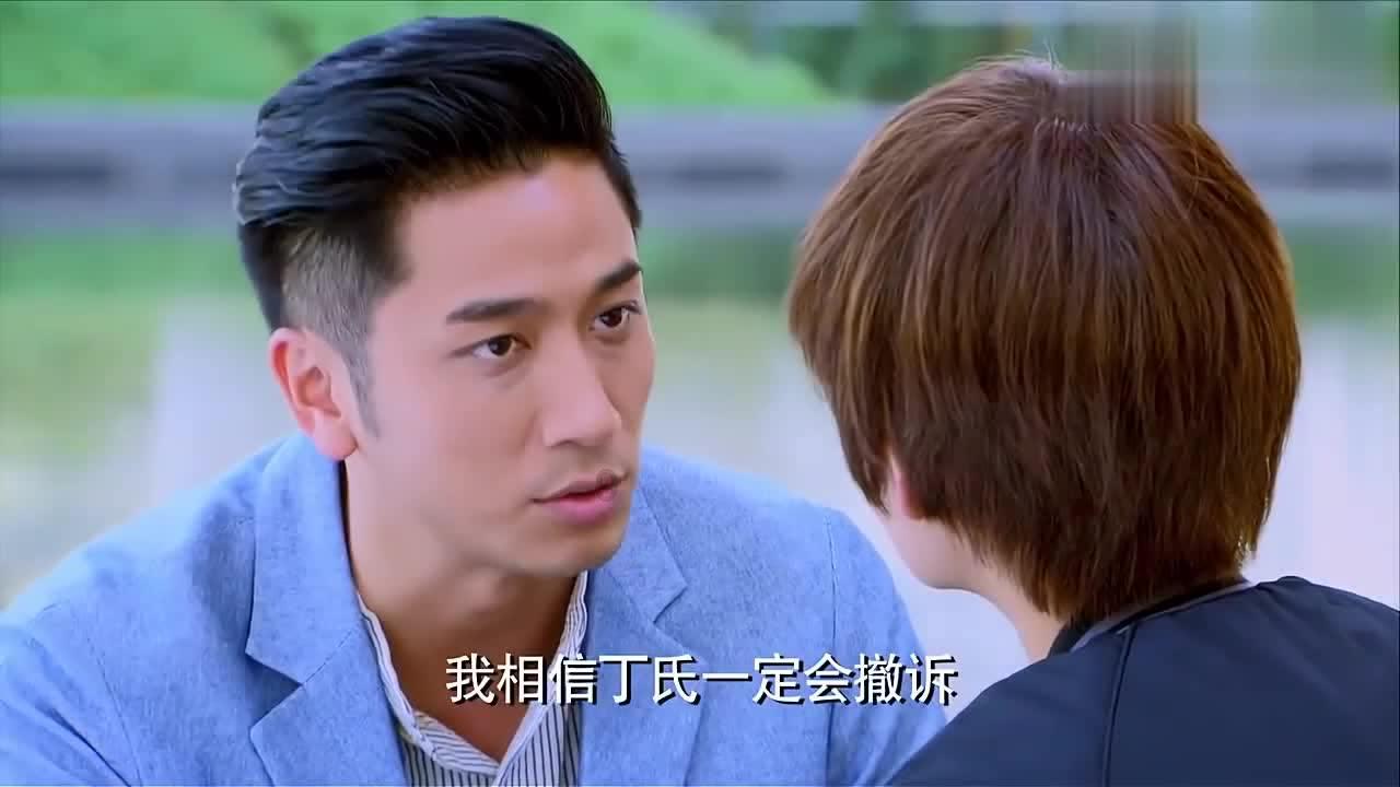 男孩吃鸡腿