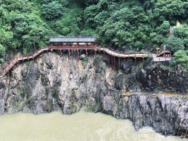 逃出诡异堡垒