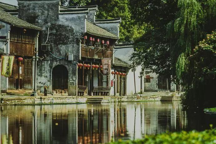 时尚芭比做美甲